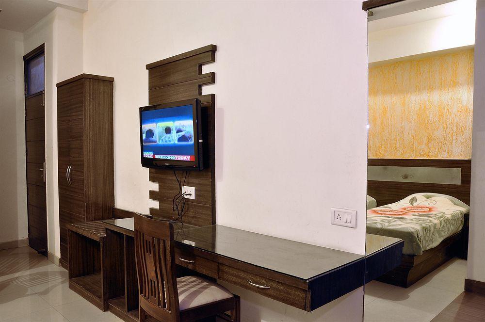 Oyo 3472 Hotel Rama Inn Нью-Дели Экстерьер фото
