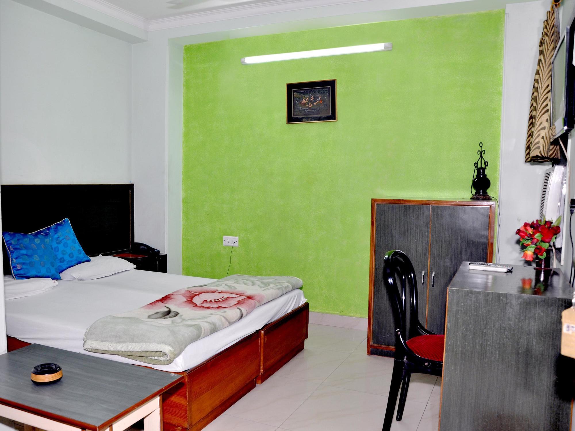 Oyo 3472 Hotel Rama Inn Нью-Дели Экстерьер фото