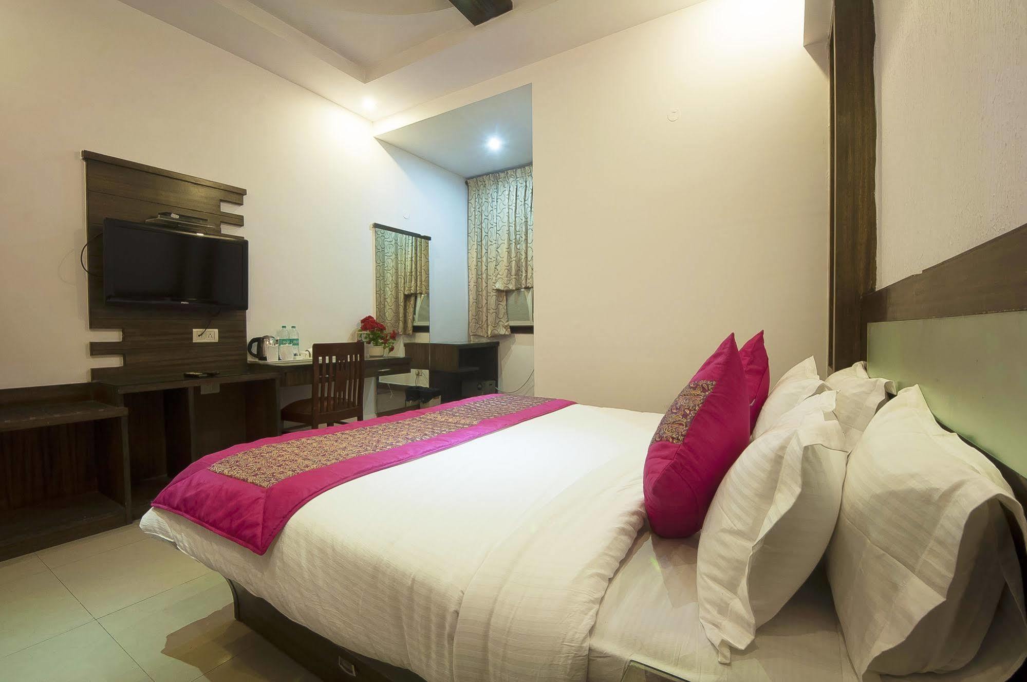 Oyo 3472 Hotel Rama Inn Нью-Дели Экстерьер фото